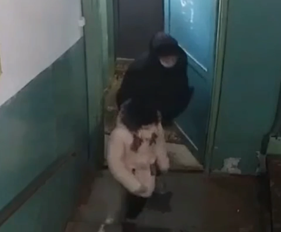 В Югре разыскивают мужчину, напавшего в подъезде на девочку Фото: скриншот с видео