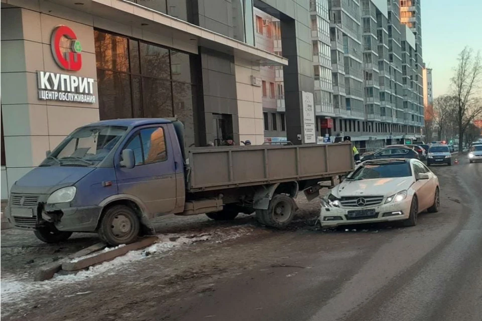 Авария произошла около офиса регоператора «Куприт». Фото: vk.com/gibdd43