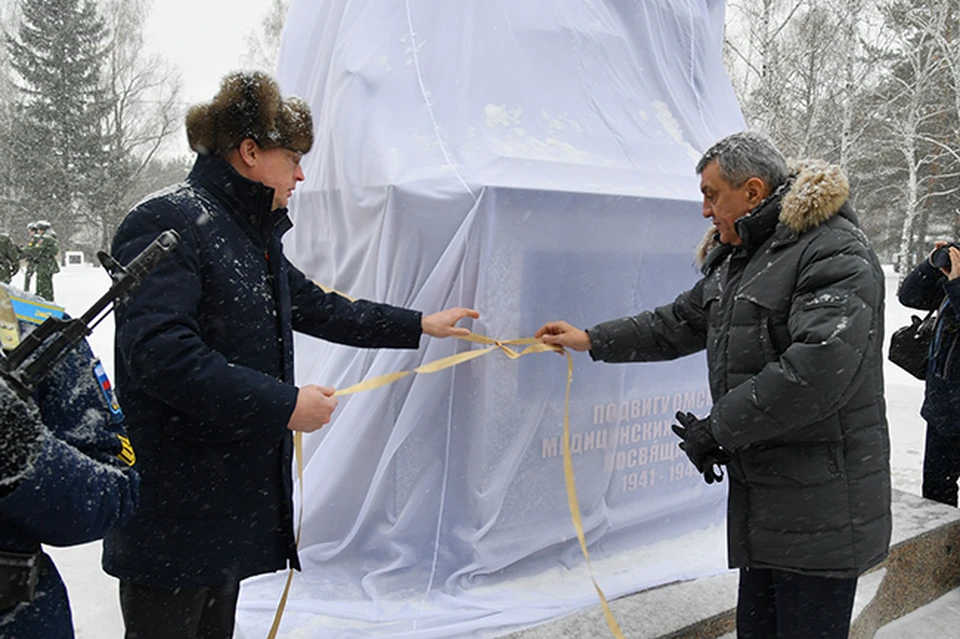 Монумент открыли полпред Сергей Меняйло и губернатор Александр Бурков.