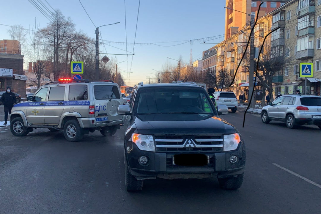 Сотрудники Госавтоинспеции проводят проверку по факту ДТП. Фото: vk.com/gibdd43