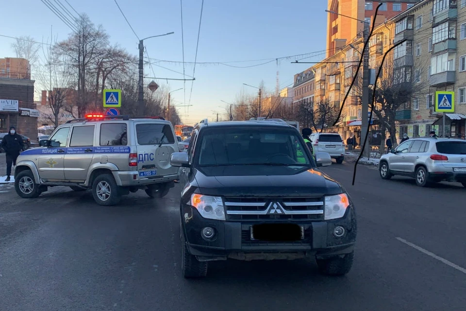 Сотрудники Госавтоинспеции проводят проверку по факту ДТП. Фото: vk.com/gibdd43