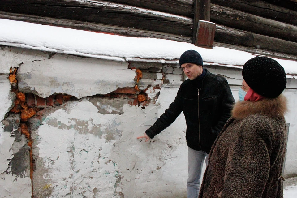 Ростислав Антонов помогает местным жителям привести здание в порядок.