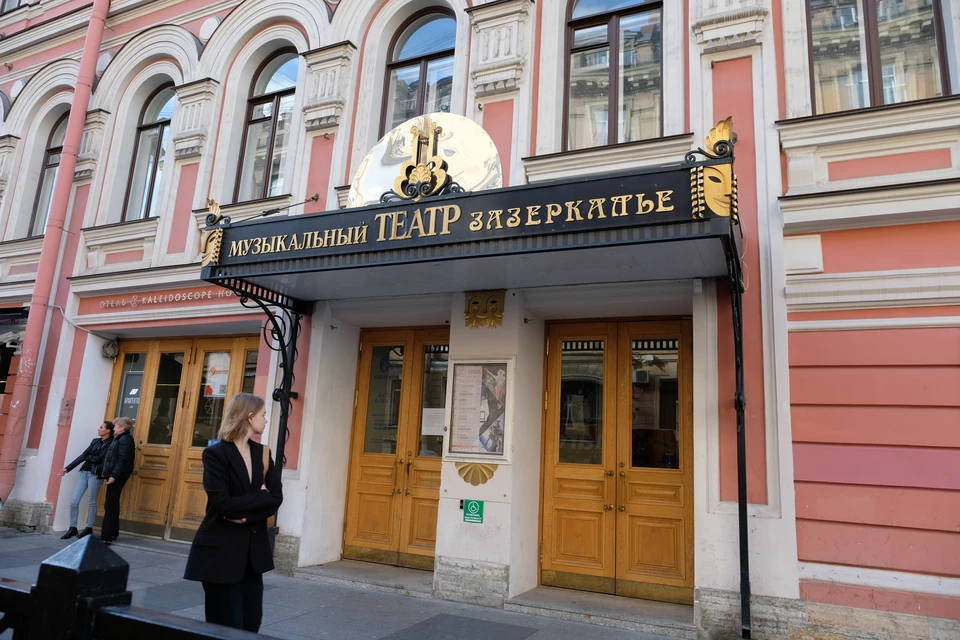 Театрам и прочим учреждениям культуры предписали поменять афиши на корректные.