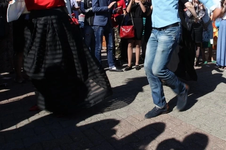 В Кисловодске несколько тонированных иномарок и наездников на лошадях создали заторовую ситуацию в центре курорта