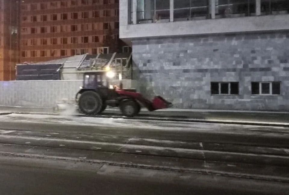 Трактор случайно задел стену из пеноблоков и проломил ее.