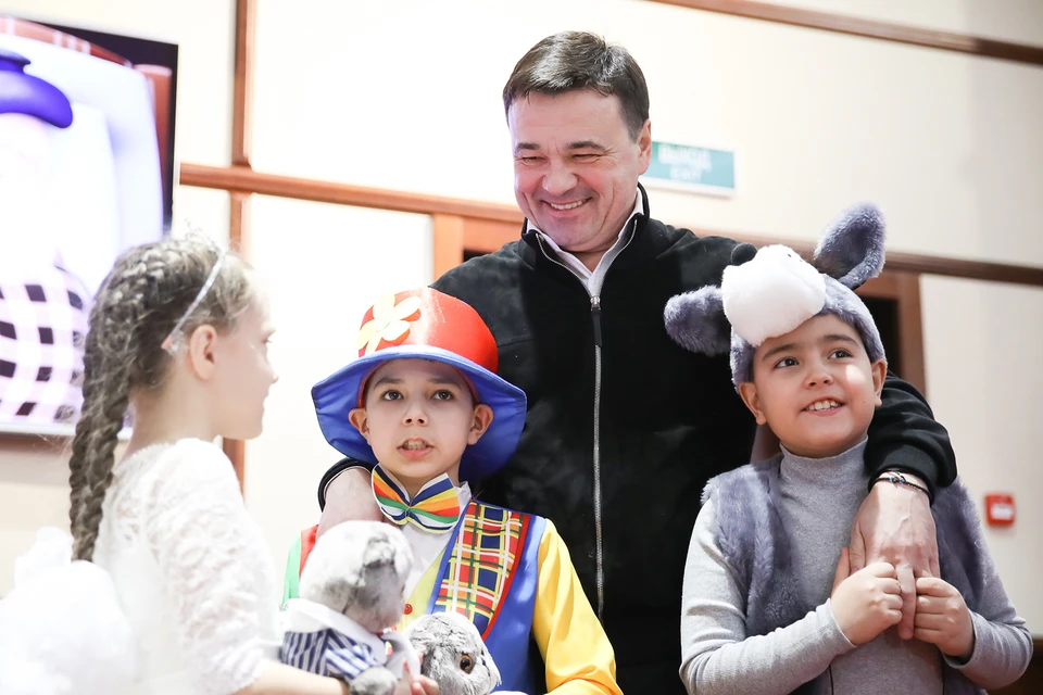 Губернатор Московской области Андрей Воробьёв угостил ребят мандаринами, конфетами, каждому вручил подарки.