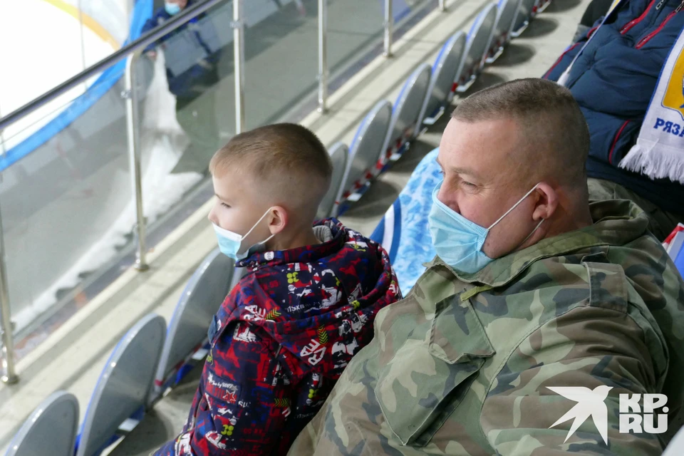 На хоккей ходит и стар, и млад - билеты пользуются повышенным спросом.
