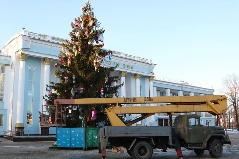 В пятницу рабочие поставили главную районную елку в Бежице на площади у Дворца культуры БМЗ. Полностью украсить дерево планируют в течение этих выходных.