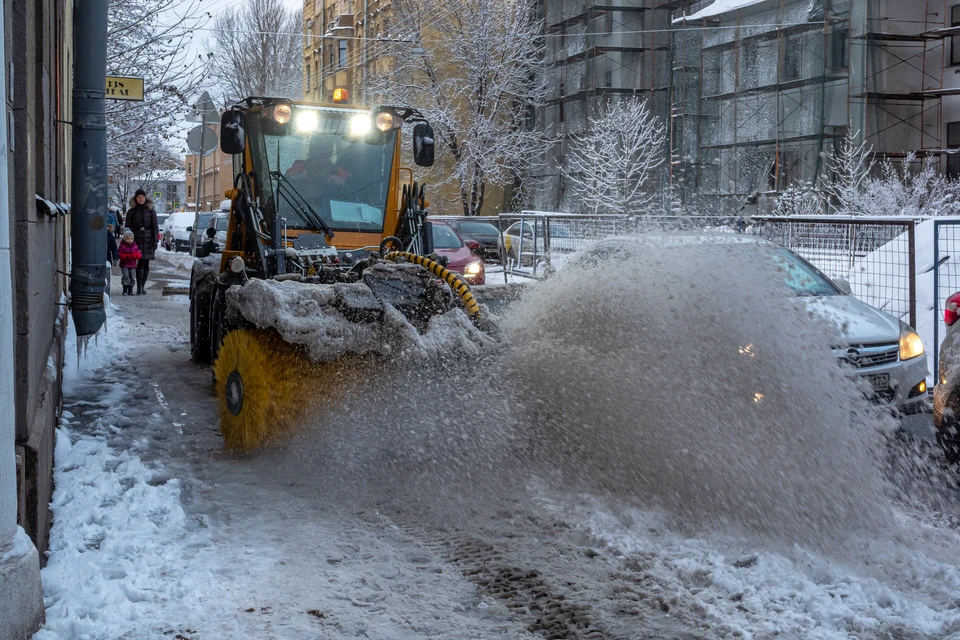Последствия снегопада устраняют в Петербурге.