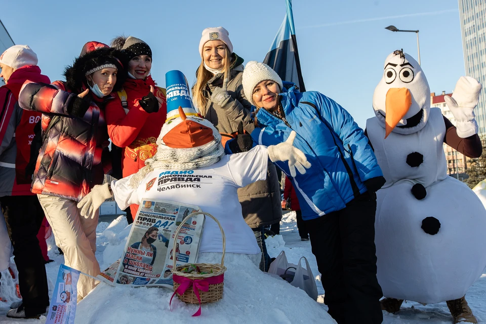 Комсомольский снеговичок угощал детей леденцами