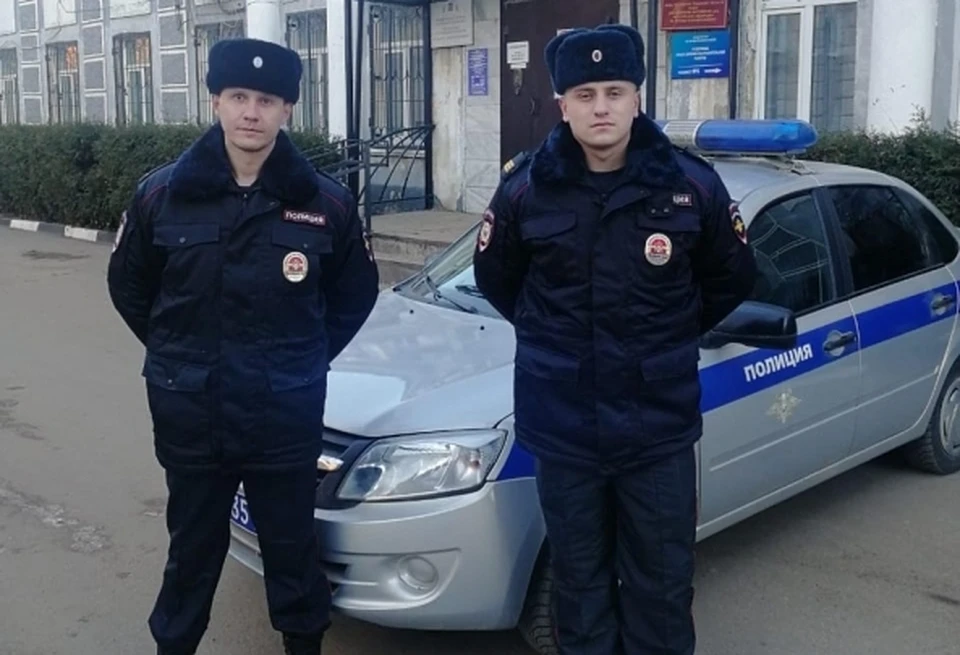 В Тульской области полицейские спасли из горящего дома мать с двумя детьми