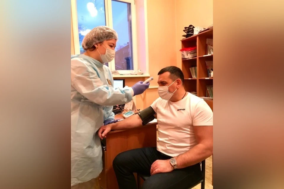 Мэр Новокузнецка сделал прививку от коронавируса. ФОТО: личная страница Сергея Кузнецова в соцсетях.