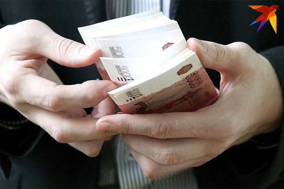 Работодатель обязан платить своим сотрудникам дважды в месяц, перечисляя аванс и остаток заработной платы.