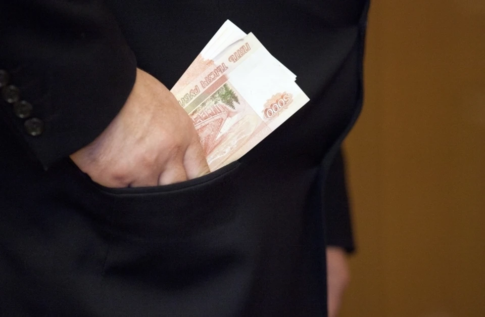 Таксист во Владивостоке украл из бумажника пассажира 45 тысяч рублей