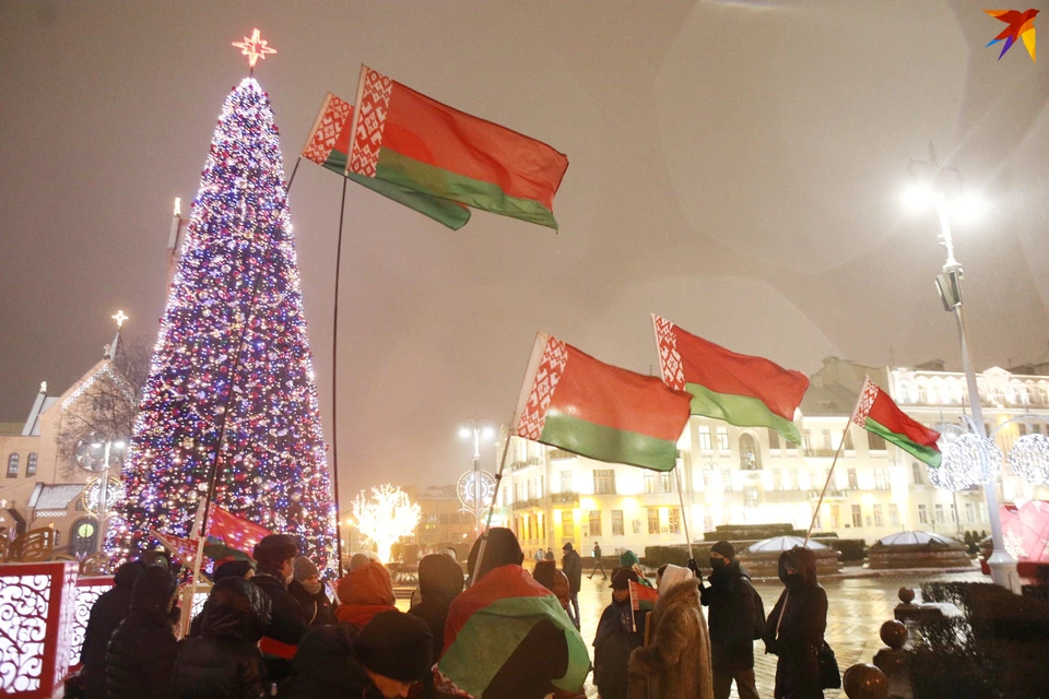 Участники шествия на площади Независимости, где уже поставили новогоднюю елку.