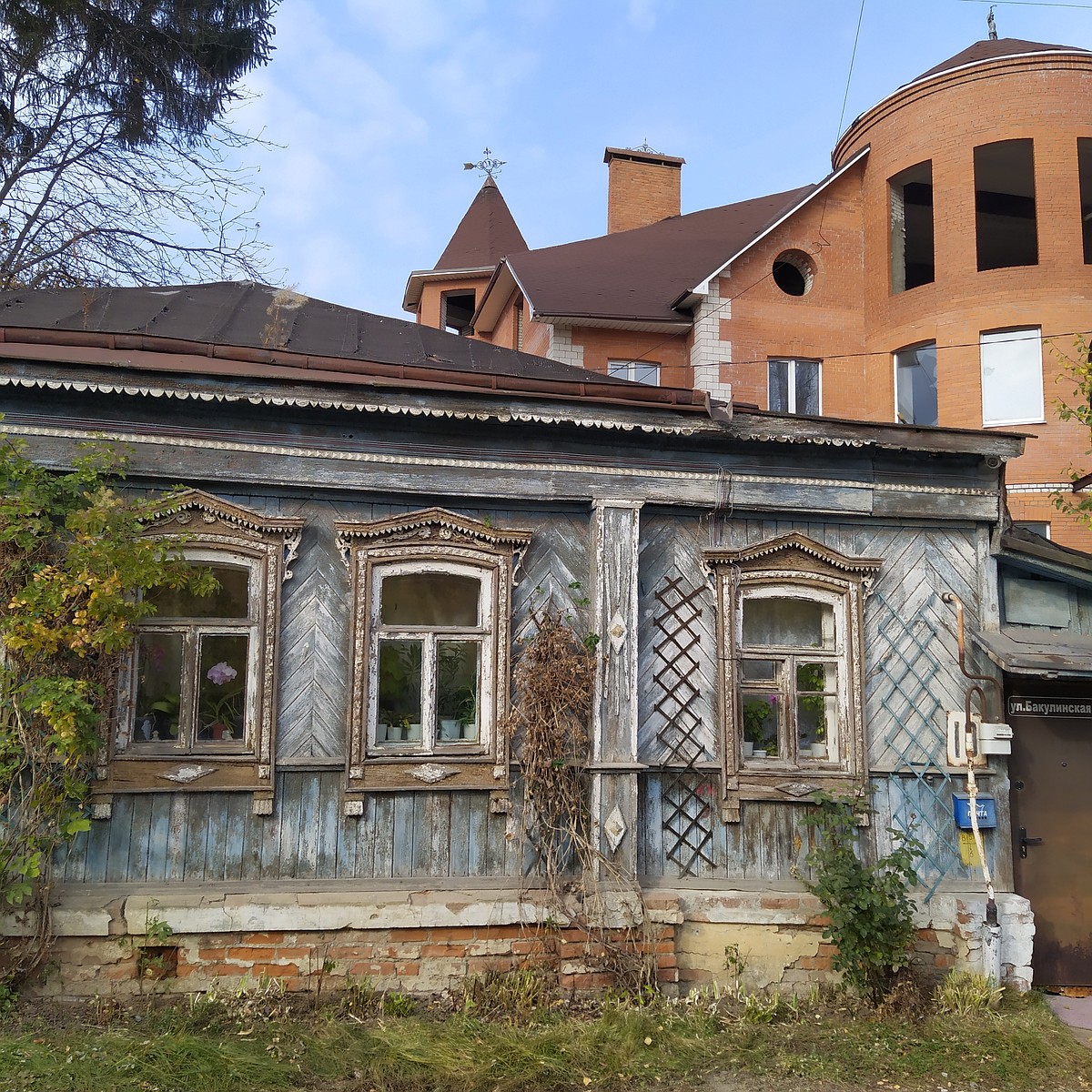 Все одинаковые: владимирцев обяжут сделать колористические паспорта домов и  однообразные заборы - KP.RU