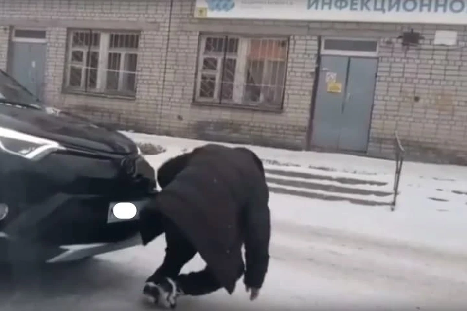 В первые минуты после выписки у мужчины случился ортостатический коллапс. Фото: скрин с видео группы ВК Информ Губаха.