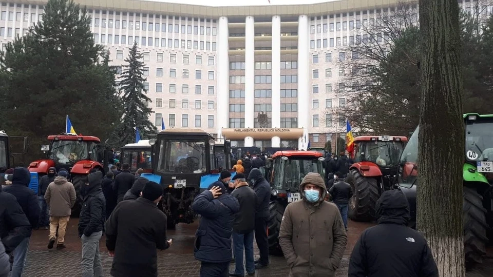 Протест в центре Кишинева становится политическим.