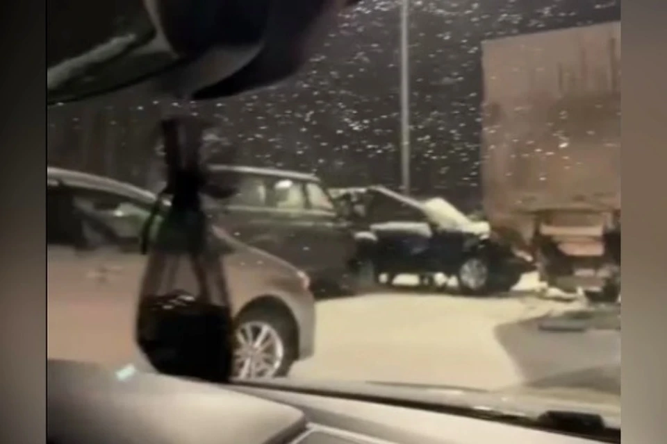 Появилось видело с места массового ДТП на въезде в Кемерово. ФОТО: кадр видео vk.com, "Инцидент Кузбасс"