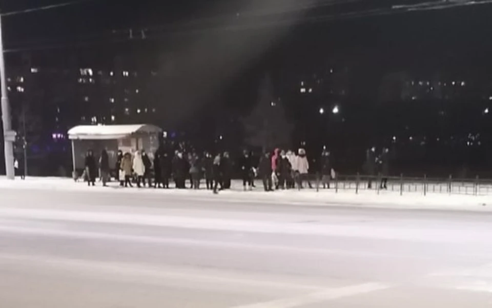 На одной из остановок на Левобережье по вечерам скапливается множество пассажиров, которые не могут дождаться транспорта.