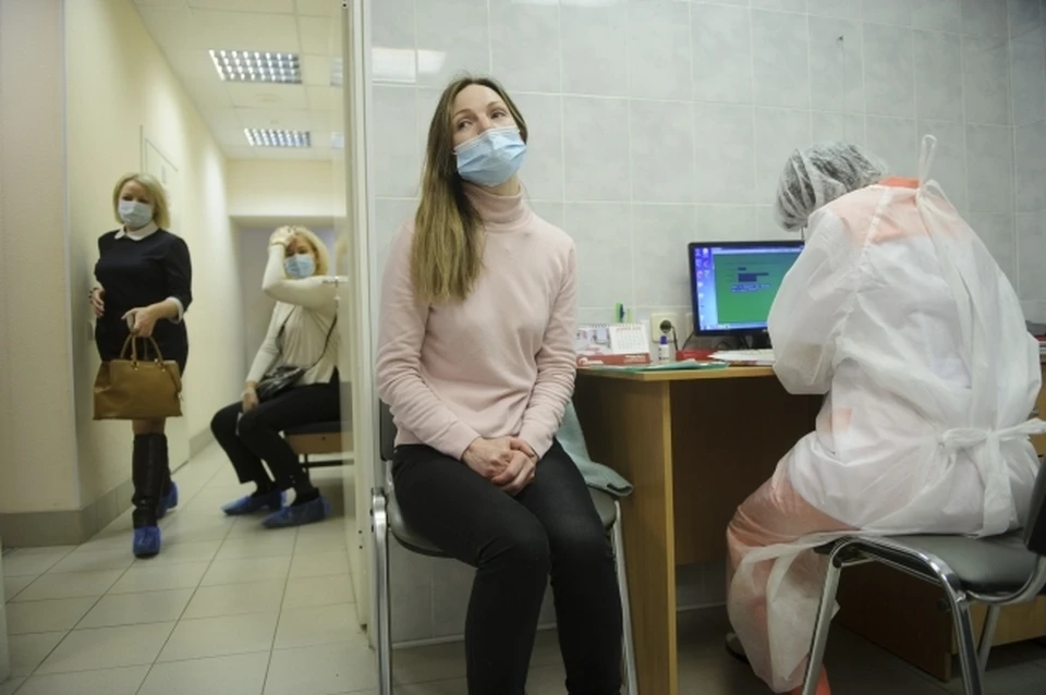Нарколог: алкоголь может ослабить действие вакцины от COVID-19