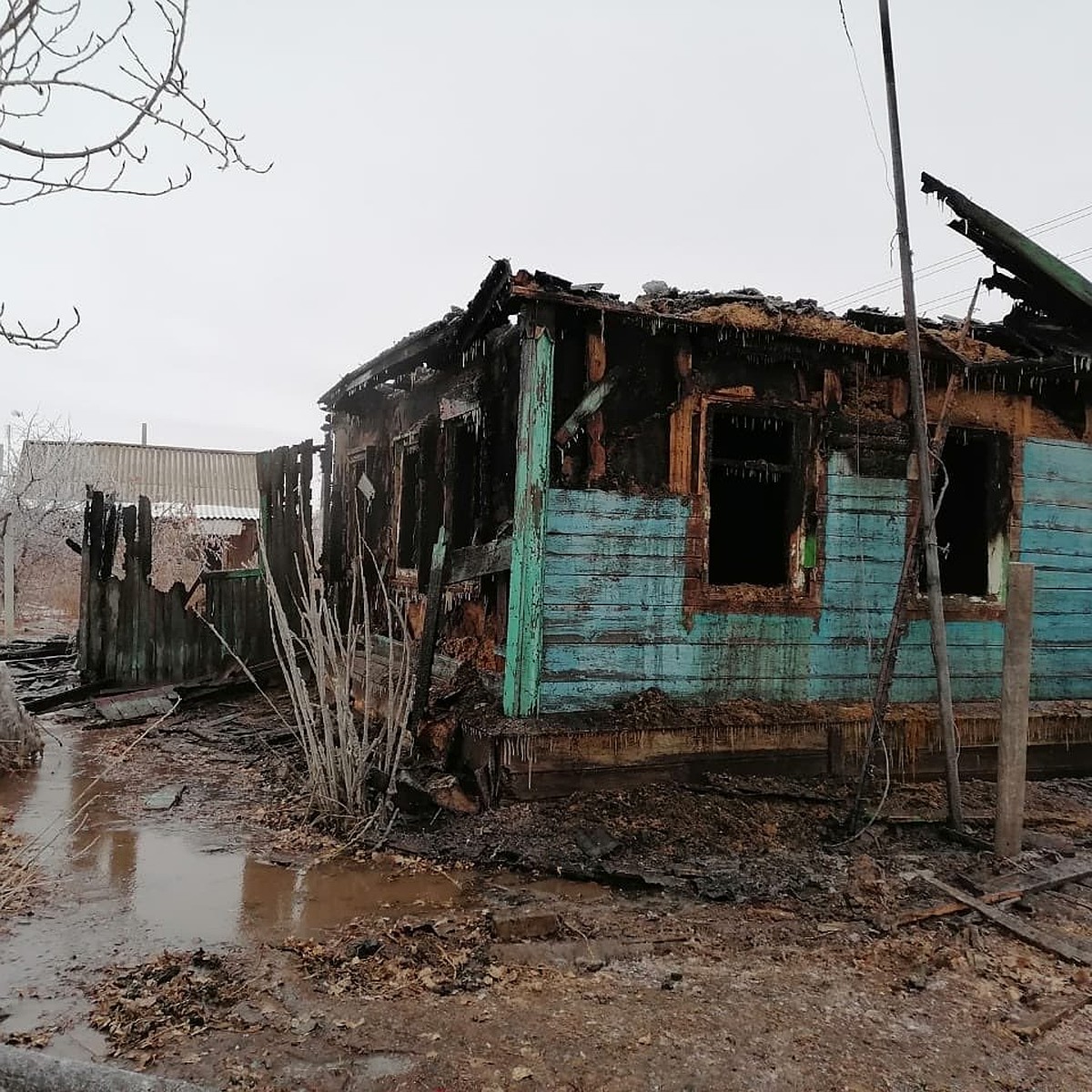 Под Волгоградом в деревянном доме сгорели трехлетняя девочка и бабушка -  KP.RU