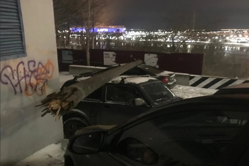 На крышах машин появились большие вмятины. Фото: vk "Ростов Главный — новости Ростова-на-Дону"