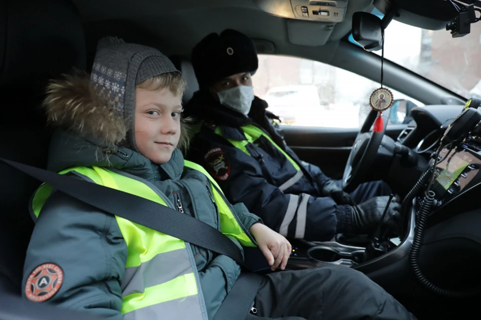 Петербургские полицейские исполнили новогоднюю мечту 7-летнего мальчика / Фото: ГУ МВД по СПб и ЛО