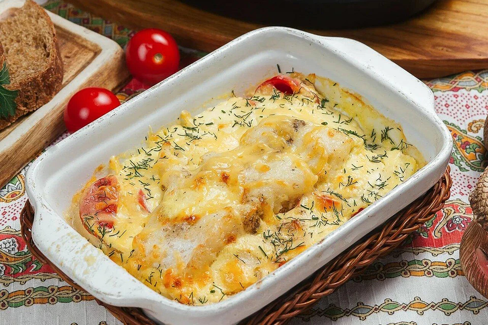 Порция судака, запеченная с сыром, картофелем, зеленью и томатами черри. Удобно — рыба сразу с гарниром