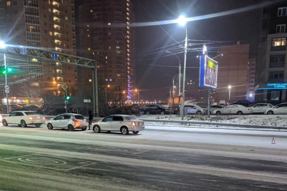 На снежной дороге в Хабаровске случилась тройная авария