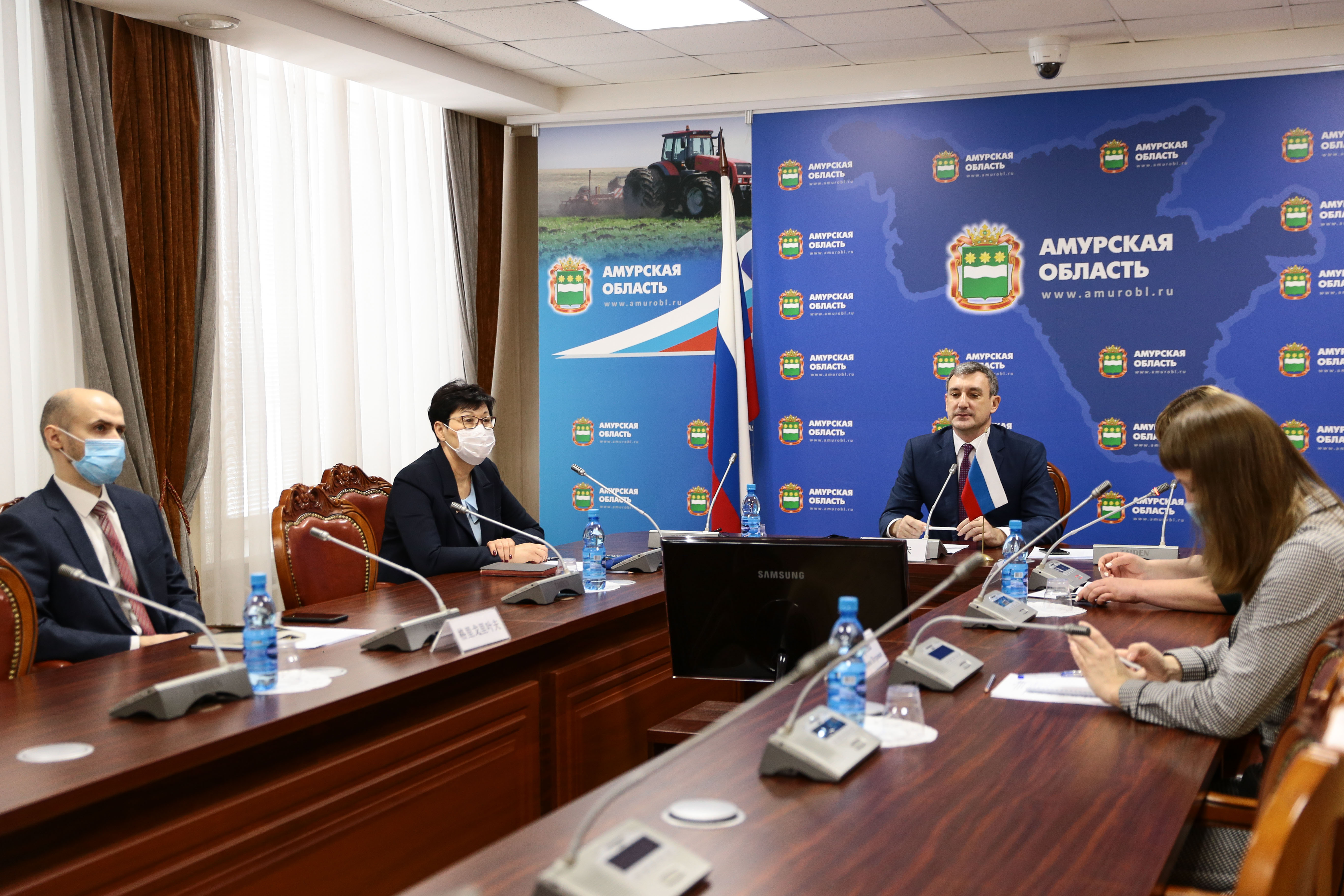 Губернатор Василий Орлов провел переговоры с секретарем Комитета Компартии Китая в городе Хэйхэ Ма Ли. Фото: пресс-служба правительства Амурской области.