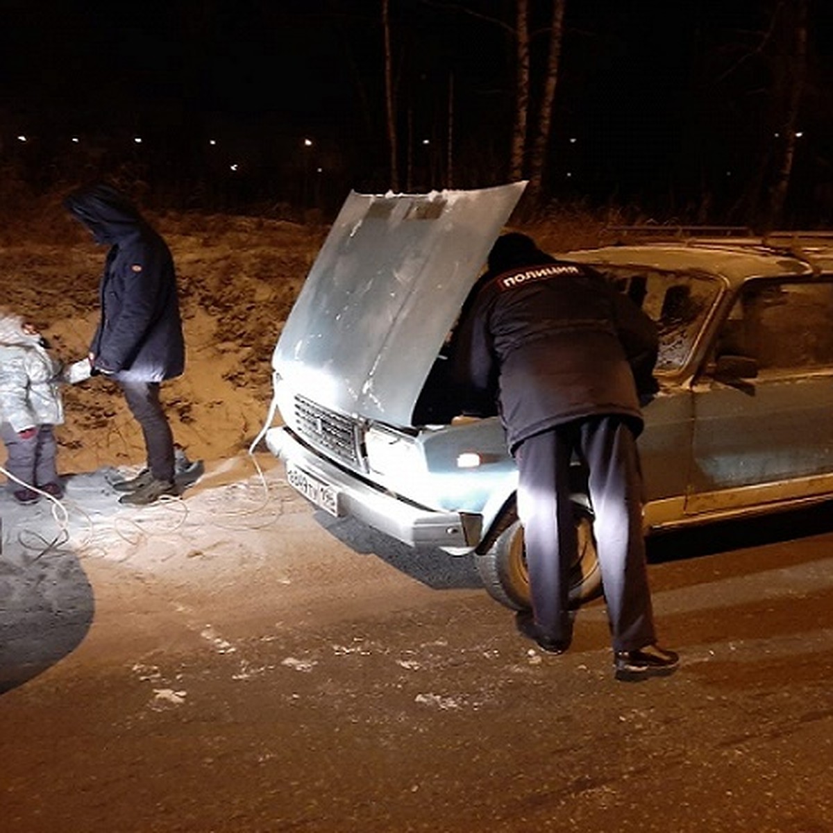 В Нижнем Тагиле полицейский помог женщине с детьми, у которой машина  сломалась в мороз - KP.RU