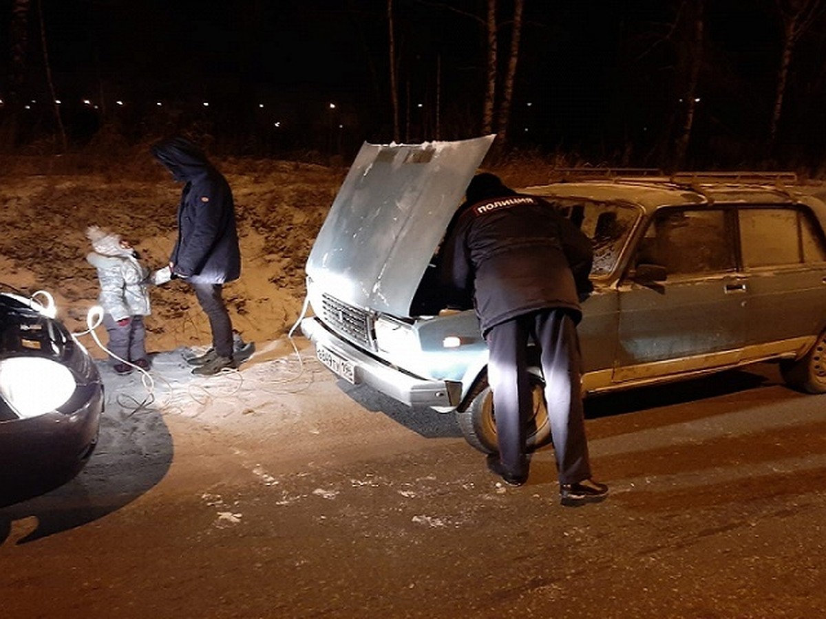 В Нижнем Тагиле полицейский помог женщине с детьми, у которой машина  сломалась в мороз - KP.RU