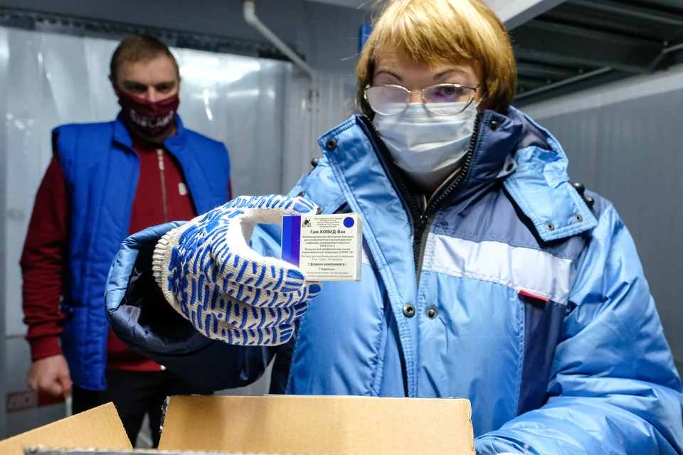 Вакцину от коронавируса доставят в 69 городских поликлиник и одну больницу.
