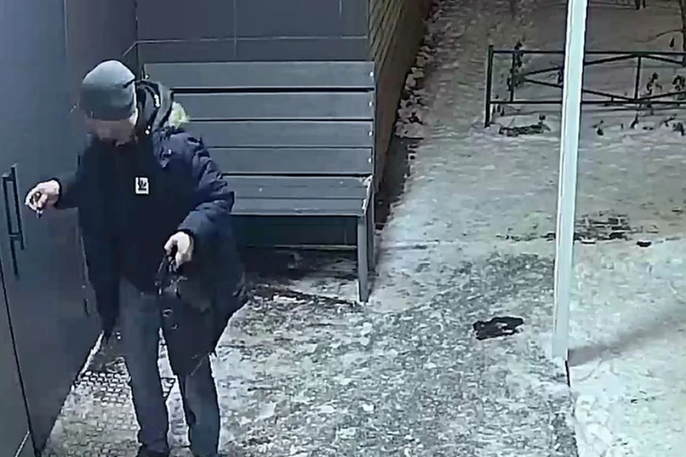 На опубликованном видео отчетливо видно, как изрядно выпивший мужчина подходит к подъезду одного из домов на улице Лепсе в городе Кирове. Фото: скриншот видео/Телеграм-канал Baza