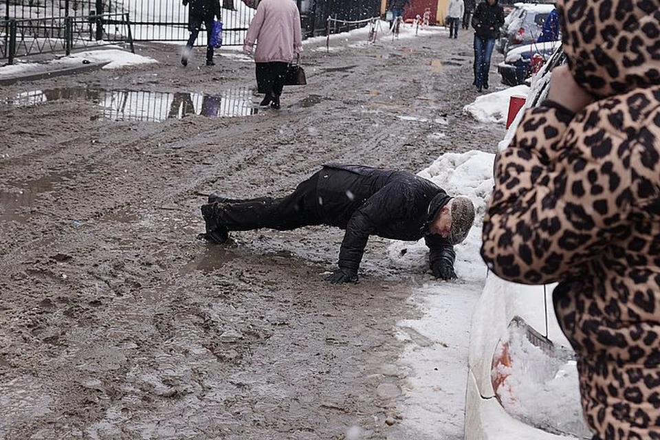 Во Владивостоке пешеход оказался в сложной ситуации на дороге