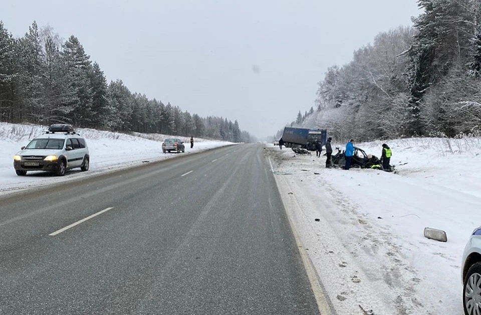 Водитель автомашины Вольво пояснил, что двигаясь в направлении города Екатеринбург по своей полосе движения увидел приближающийся на встречу легковой автомобиль, который внезапно выехал на встречную полосу движения. Фото: УГИБДД по Свердловской области