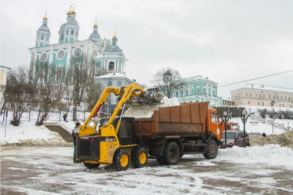 В Смоленске 300 работников помогают убирать последствия снегопада. Фото: городская администрация.