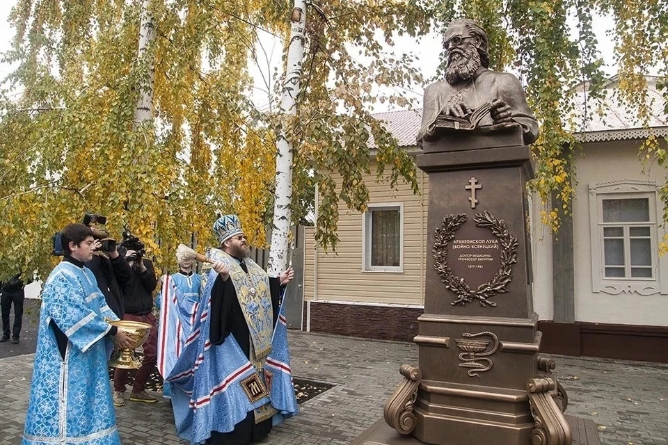 Архиепископ Лука работал земским врачом и вел активную хирургическую практику.
