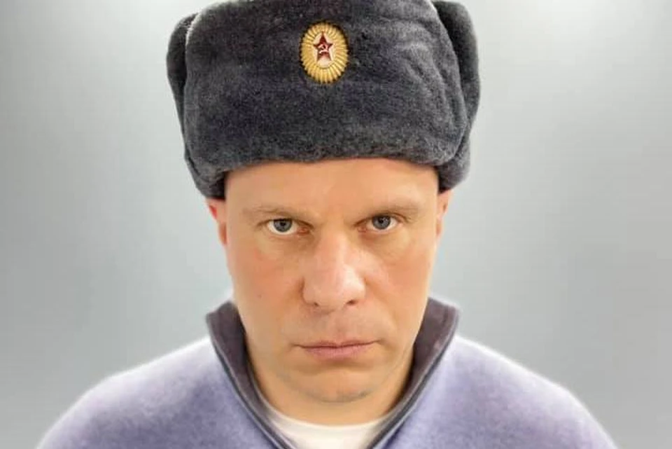 Депутат Илья Кива в шапке-ушанке с советской звездой
