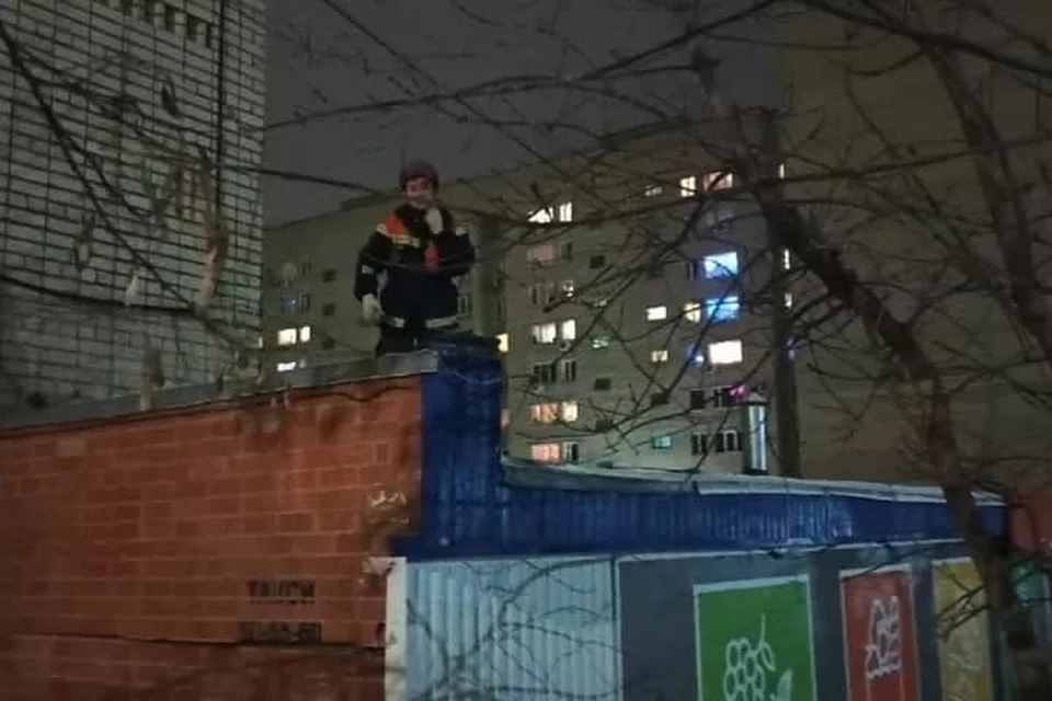 Девушка упала на козырек магазина