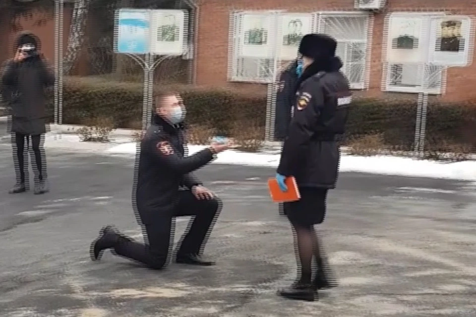 Полицейский прямо перед строем коллег встал на колено и предложил Юле стать его женой. Фото: стоп-кадр видео ГУ МВД России по РО.