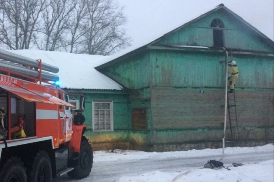 В бывшем доме культуры мебельной фабрики загорелся мусор.