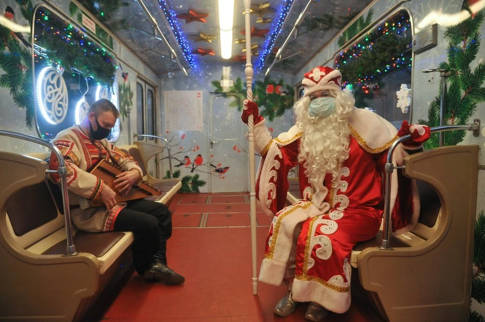 В Московском метро царит новогодняя атмосфера.