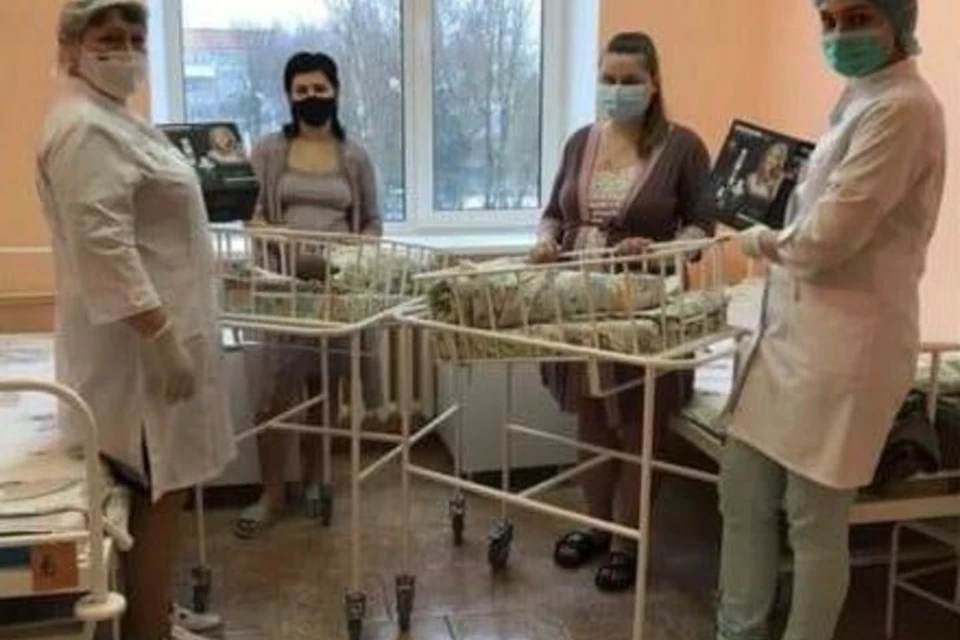 Сотрудники горадминистрации 1 января посетили Брянский городской родильный дом №2.