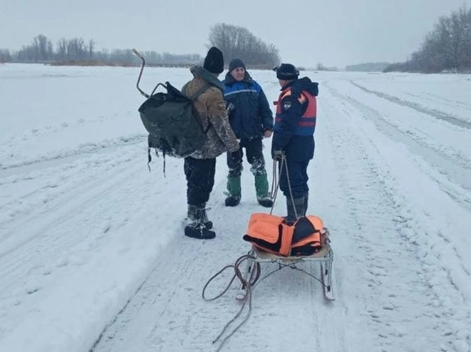 Рыбака доставили на берег