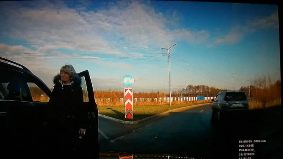 Спешащий к Деду Морозу внедорожник
