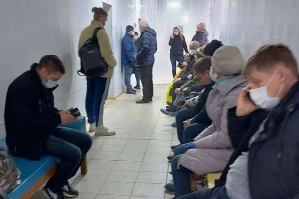 В поликлиниках больные коронавирусом и ОРВИ сидят в одной очереди.