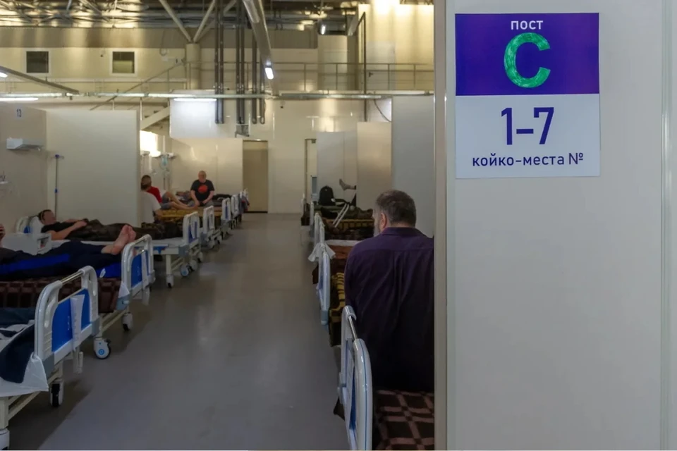 Число госпитализаций больных с коронавирусом и пневмониями снизилось за неделю в Санкт-Петербурге.