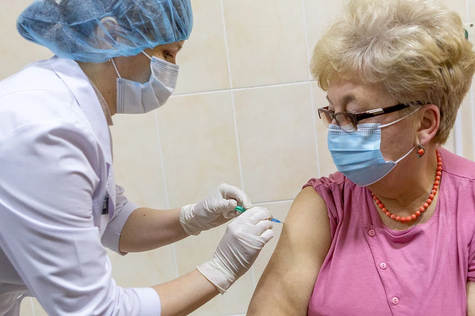 Москвичи старше 60 лет и хроники вне стадии обострения сейчас могут сделать укол с вакциной.